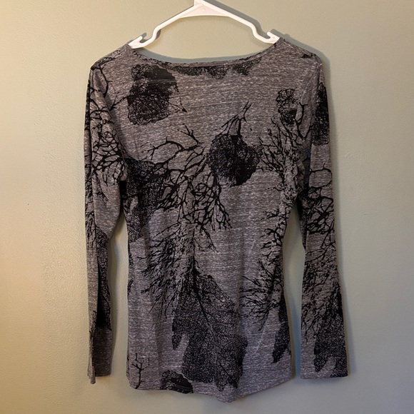 Eddie Bauer Gray and Black Leaf Forest Graphic Women's Shirt Size Small - Picture 6 of 6